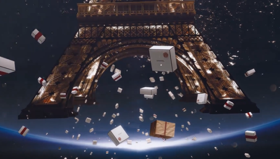 香奈儿圣诞梦幻短片：埃菲尔铁塔飞进太空，带着礼物满载而归