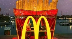 麦当劳薯条快闪店设计，网友：夜晚变身超级大薯条！