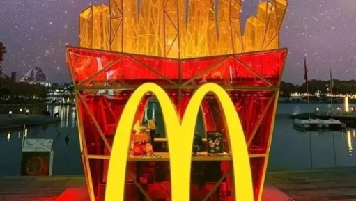 麦当劳薯条快闪店设计，网友：夜晚变身超级大薯条！