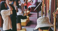 年轻人挤爆寺庙，周边太上头了！