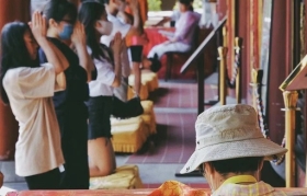 年轻人挤爆寺庙，周边太上头了！