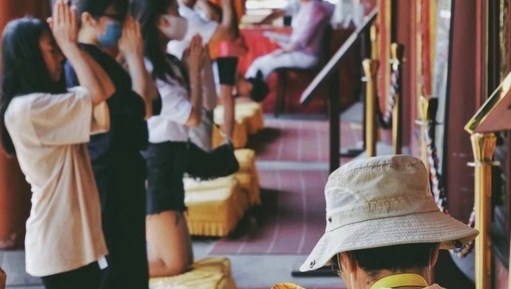 年轻人挤爆寺庙，周边太上头了！