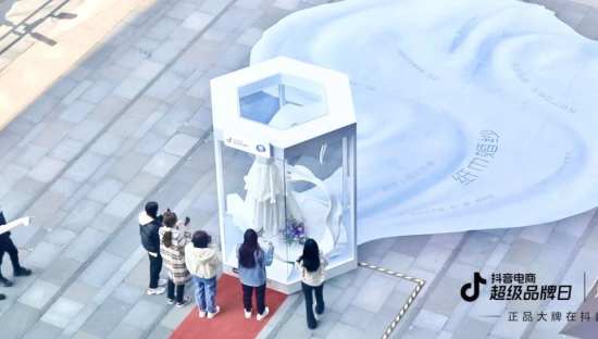 把纸巾做成婚纱？维达实现三八营销突围