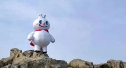 蜜雪冰城登顶泰山，网友：好会营销！