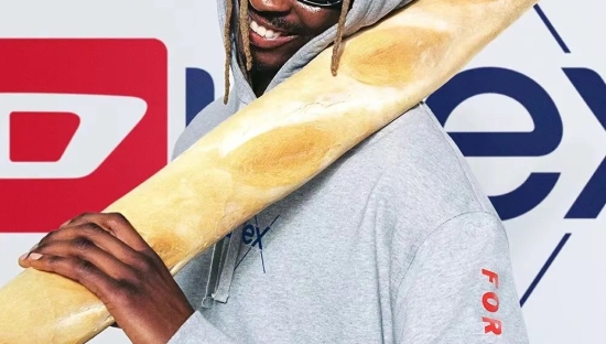 杜蕾斯联名海报，有种清新的污！