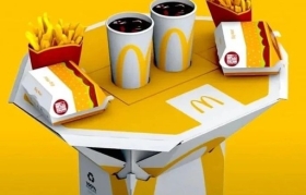 泰裤辣！麦当劳的外卖袋设计可变成餐桌！