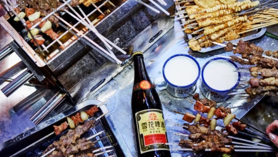 借势“淄博烧烤”成功出圈，老雪这波营销令人“上头”