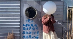 青年诗人在街头写诗，文案轻盈又美好