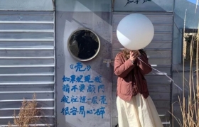 青年诗人在街头写诗，文案轻盈又美好