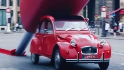 欧莱雅用口红给街道染色，这脑洞好炸裂