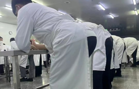 起猛了！好利来开始营销撅屁股了？