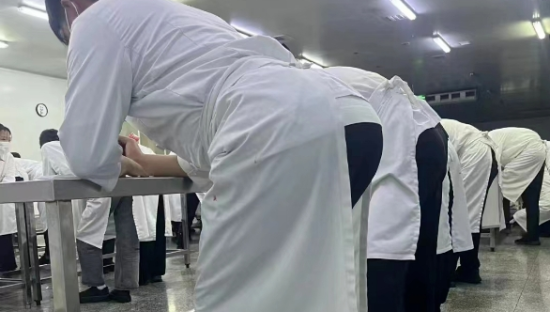 起猛了！好利来开始营销撅屁股了？