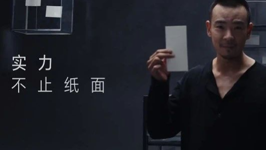 荣耀拍了一部没有手机的手机广告