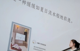 海信电视的户外广告 , 抓住了生活中的感动