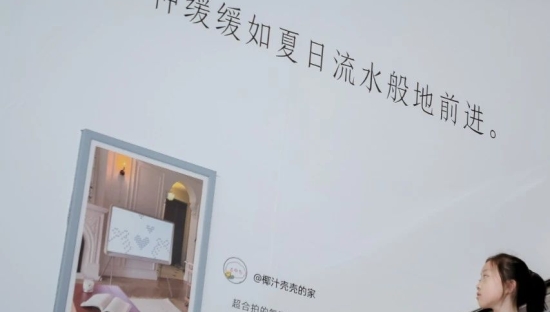 海信电视的户外广告 , 抓住了生活中的感动