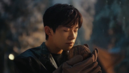 易烊千玺请你喝“烤椰拿铁”，焦香浓郁很特别