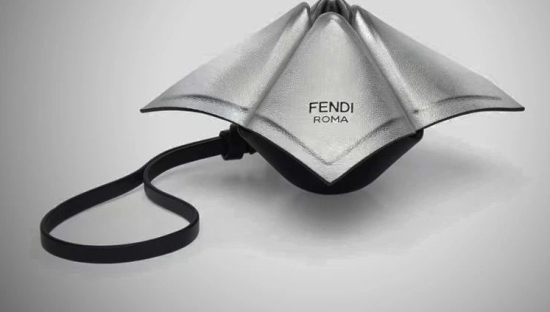 奢侈品史上“最疯癫”设计曝光，网友：玷污童年！