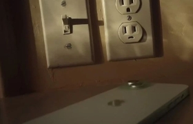 苹果真能整活，拍了一个讲续航的脑洞广告