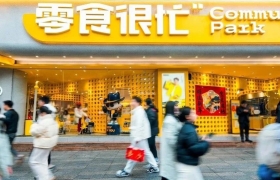 零食很忙，开始狂飙式营销