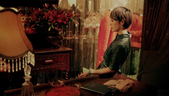 PRADA×繁花联名：原美术组布光置景，重现沪上旧梦