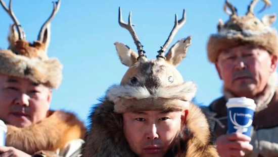 瑞幸联动“鄂伦春大叔”被爆赞，网友：瑞幸族代言瑞幸？