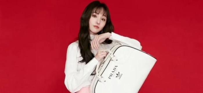 Prada解约郑爽背后：品牌和谁在一起，真的很重要！