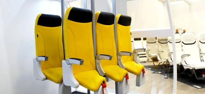 飞机出“站票”了？比麦当劳阴间广告还炸裂！