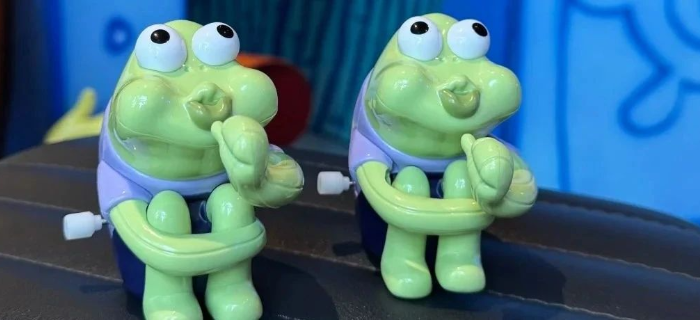 瑞幸的奇葩“丑玩具”，被3亿老baby疯抢！