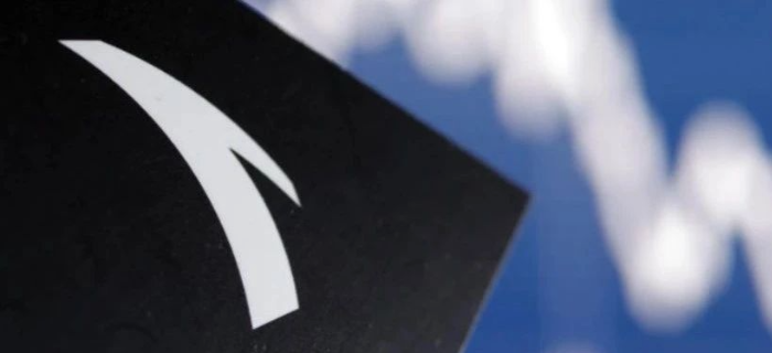 安踏跻身“十巨头”，“实至名归”还是“危险捧杀”？