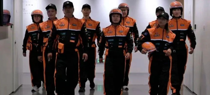 淘宝闪购骑手新工装，撞脸迈凯伦赛车服！网友：这是外卖界F1？
