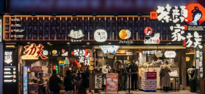 再陷抄袭风波，昔日新茶饮顶流只能靠黑红出圈？