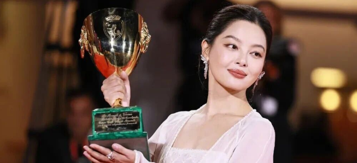 辛芷蕾威尼斯封后，香奈儿都吻了上来！
