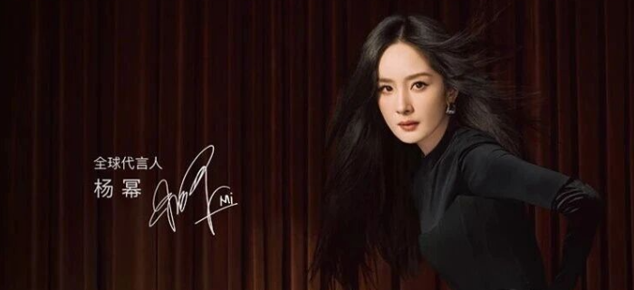 杨幂拍的半成品广告，比“骑脸海报”还抽象！