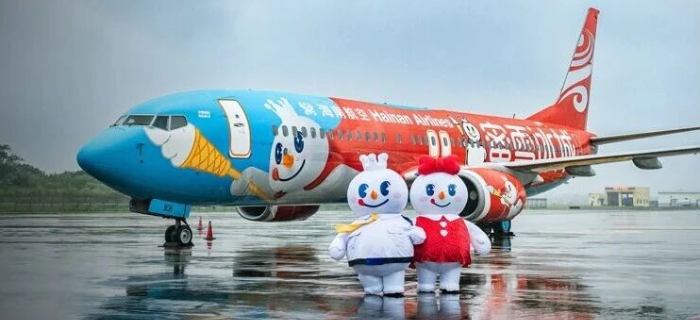 机场上演“制服诱惑”？蜜雪冰城玩大了