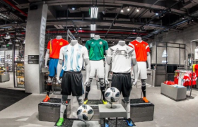 Adidas暴跌？疫情不是“背锅侠”，这是忽视品牌建设的代价！