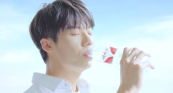娃哈哈纯净水迎来第三位代言人——水系男孩许光汉