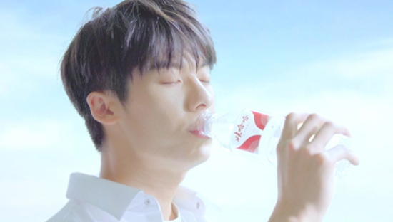 娃哈哈纯净水迎来第三位代言人——水系男孩许光汉
