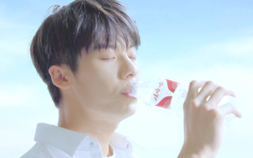 娃哈哈纯净水迎来第三位代言人——水系男孩许光汉
