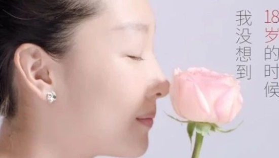 代言拿到手软，“广告女王”周冬雨的IP养成记