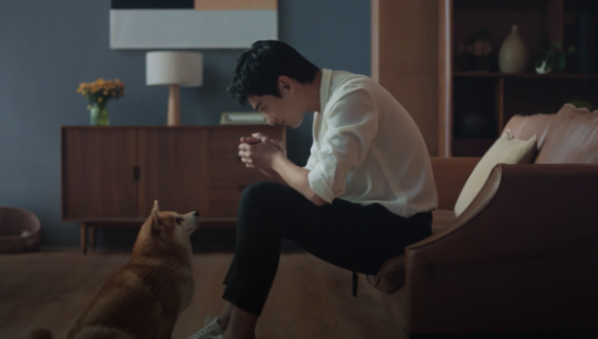 伊贝诗代言人杨洋，化身居家暖男演绎温馨日常