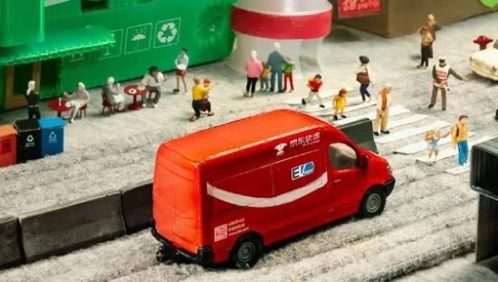 京东物流“回文体”广告：微小的我们，也能改变世界！