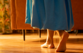 《光脚自由主义》，看完想在家光脚撒欢奔跑