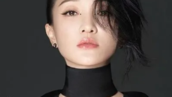 完美日记官宣周迅为新代言人，网友直言：配不上