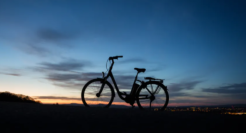 走下沉、发补贴、拼电池，巨头们的共享电单车生意还好吗？