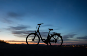 走下沉、发补贴、拼电池，巨头们的共享电单车生意还好吗？