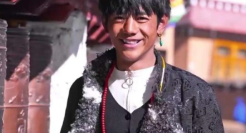 丁真快手直播348万人围观，拆网友爱心快递拆到手软