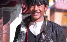 丁真快手直播348万人围观，拆网友爱心快递拆到手软