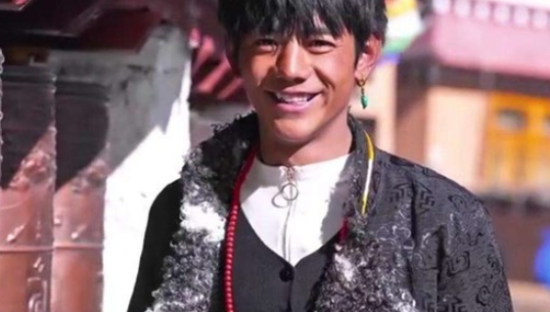 丁真快手直播348万人围观，拆网友爱心快递拆到手软