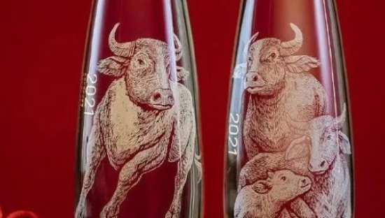 农夫山泉牛年生肖瓶，设计太惊艳了！