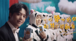 认养一头牛邀请李云迪「对牛弹琴」